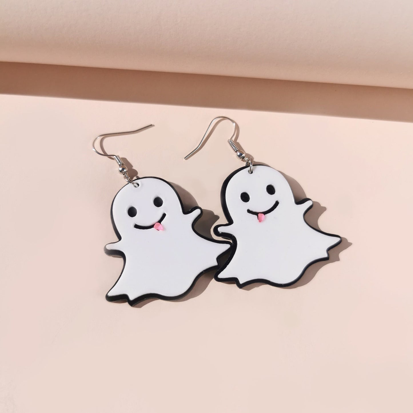 Acrylic White Ghost Earstuds (Minimo de compra 2) MIC-QinM010