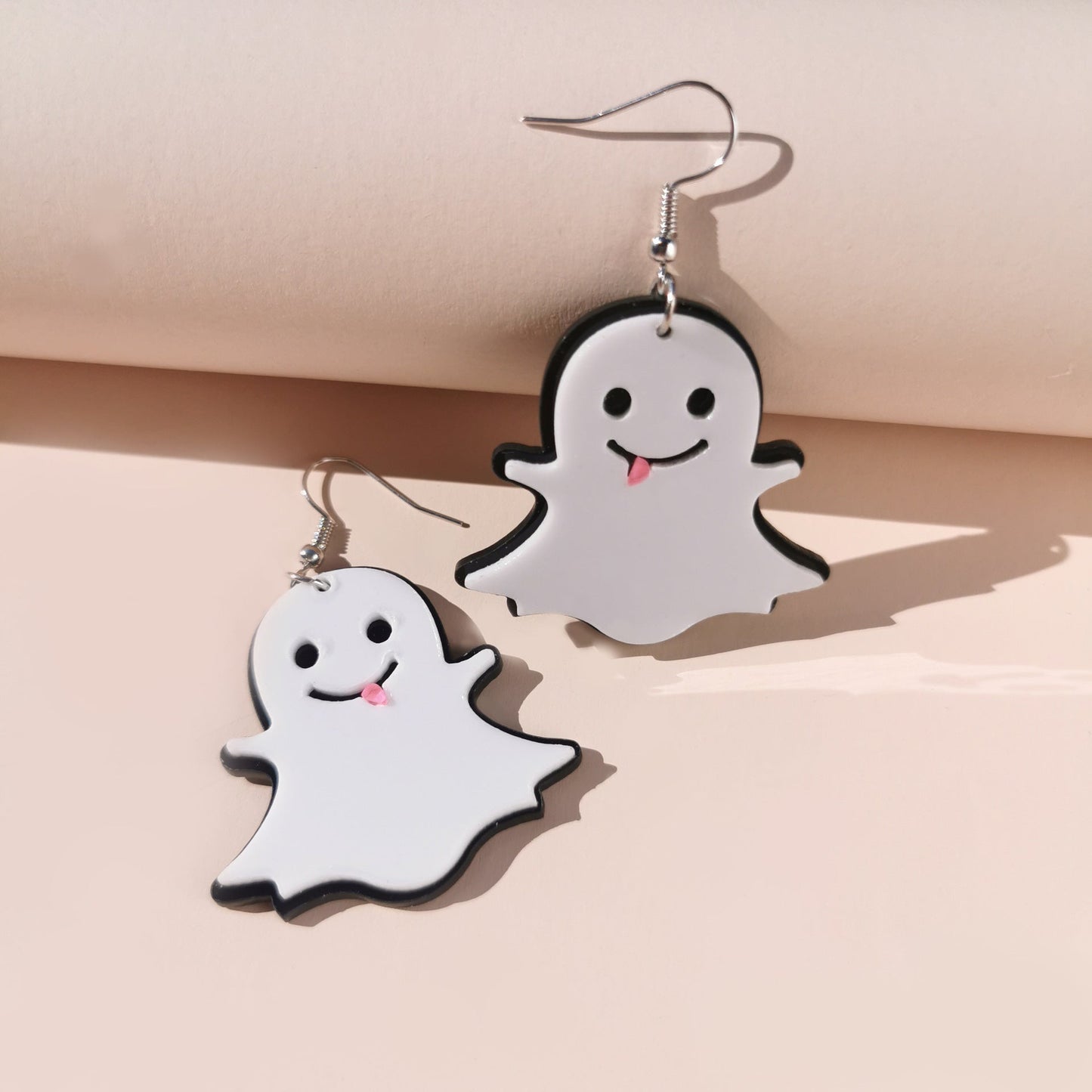 Acrylic White Ghost Earstuds (Minimo de compra 2) MIC-QinM010