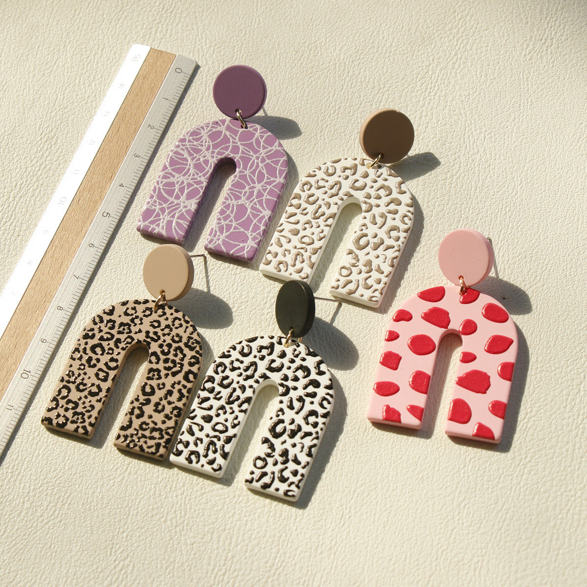 Acrylic door type pink leopard print earrings MIC-OuY007