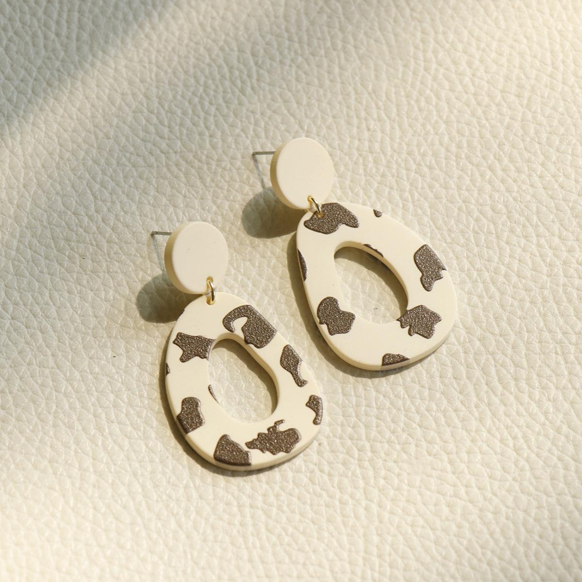 Acrylic apricot colored cow spot earrings MIC-OuY010