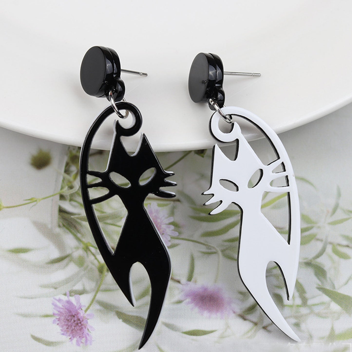 Acrylic Black and White Fox Contrast Earrings (Minimo de Compra 2) MIC-YunXi004