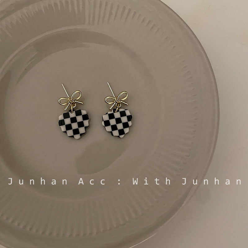 Acrylic love black and white plaid earrings MIC-JunH006