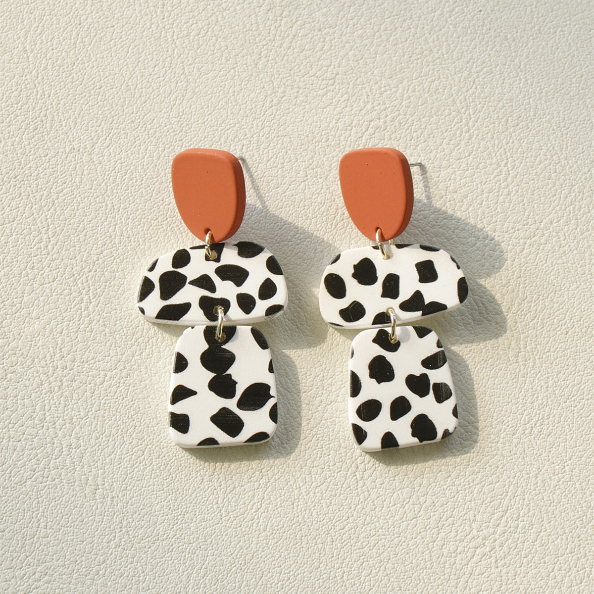 Acrylic resin cow spot earrings MIC-OuY005