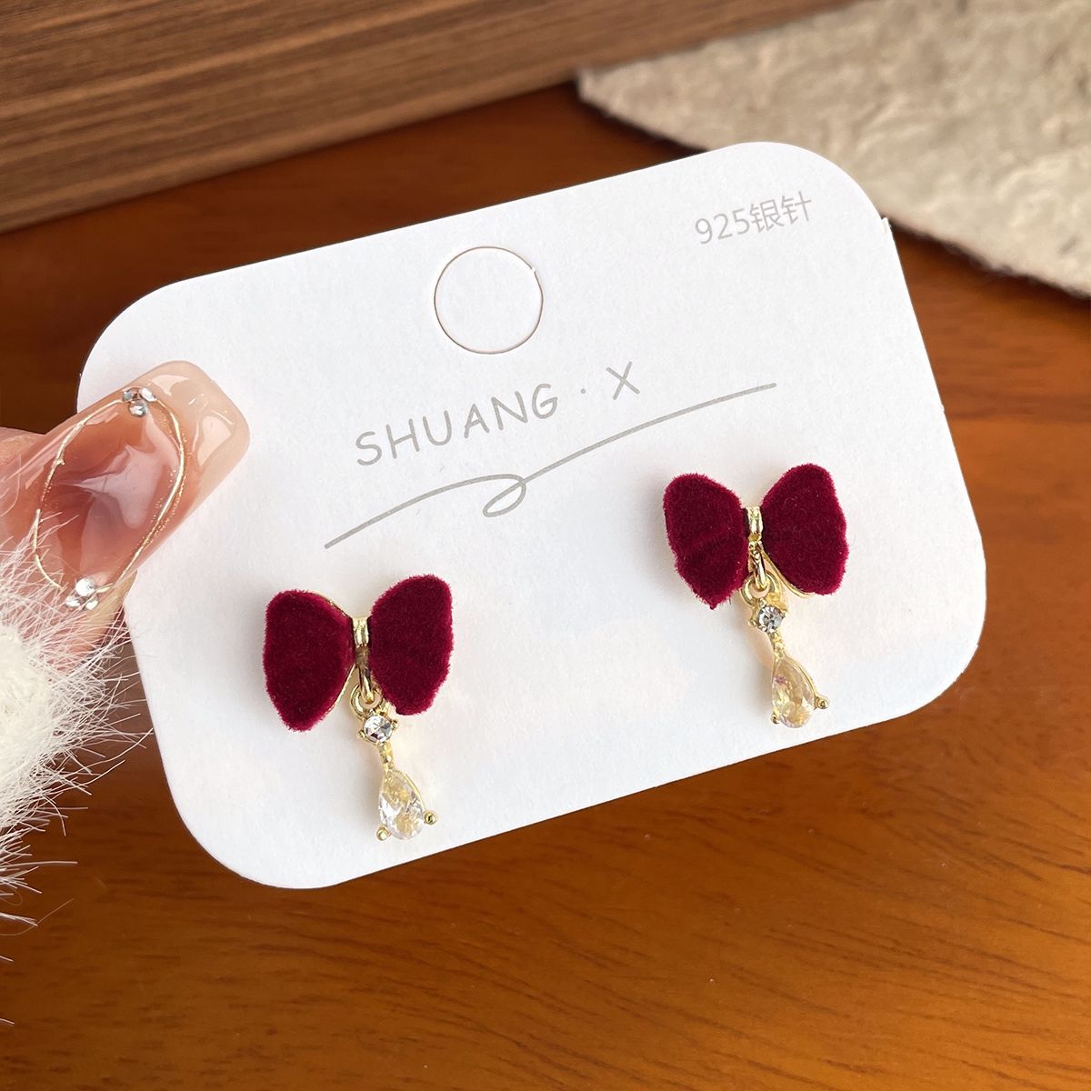 Acrylic wine red flocked bow earrings (Minimo de Compra 2) MYA-ShuangX024