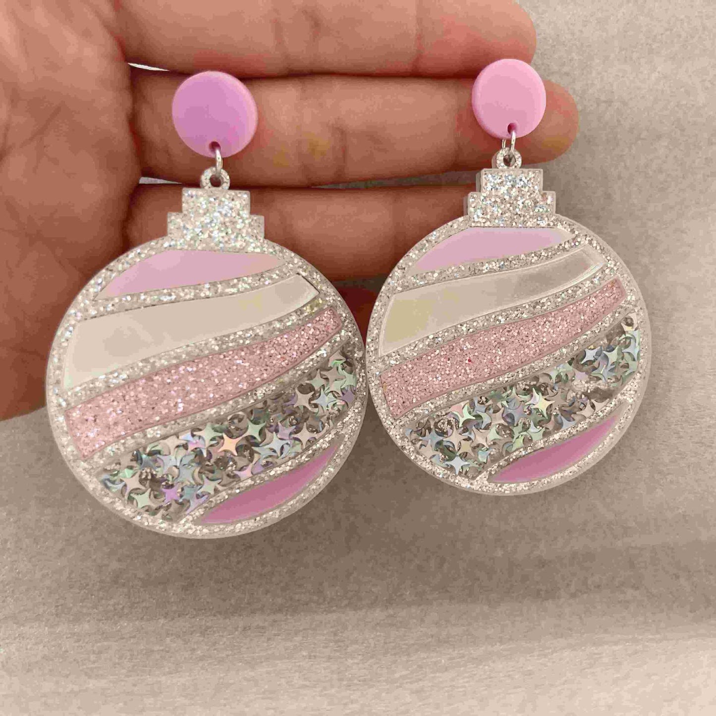 Acrylic Christmas Ball Snowflake Earrings (Minimo de Compra 2) MYA-QiShang001