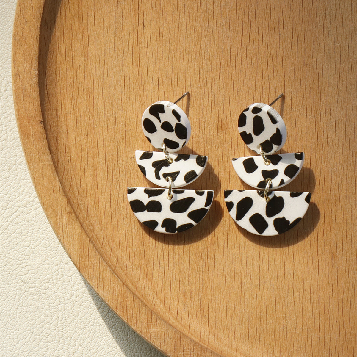 Acrylic resin cow spot earrings MIC-OuY005