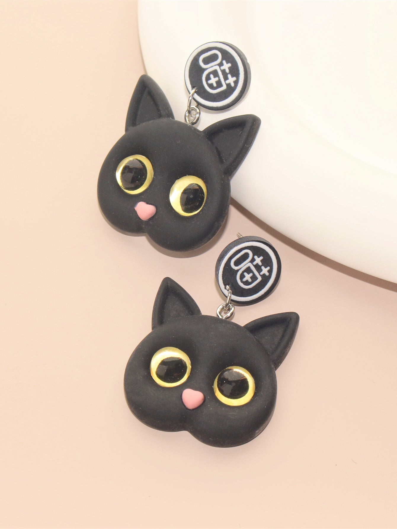 Resin cartoon doll cat earrings (Minimo de Compra 2) MIC-YiR001