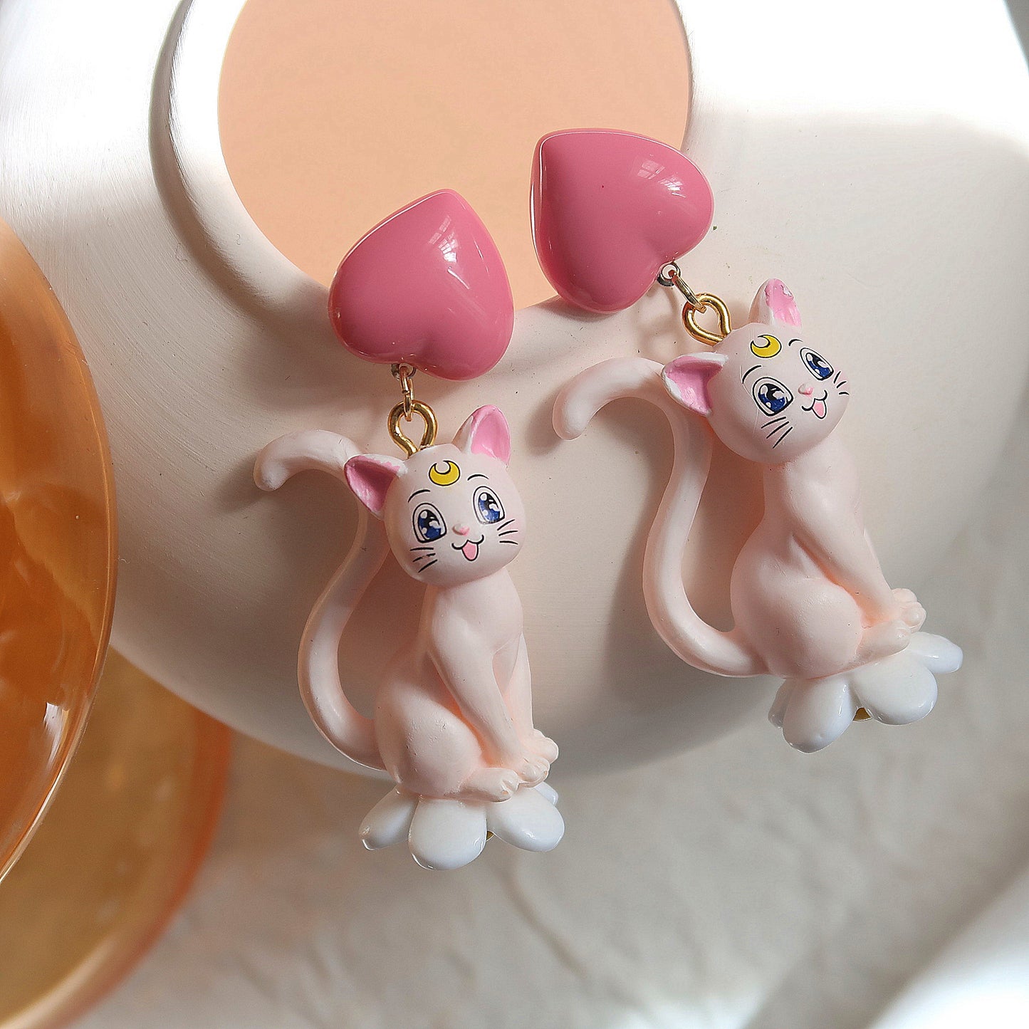 Resin cartoon cat Gigi earrings MYA-XNWE004