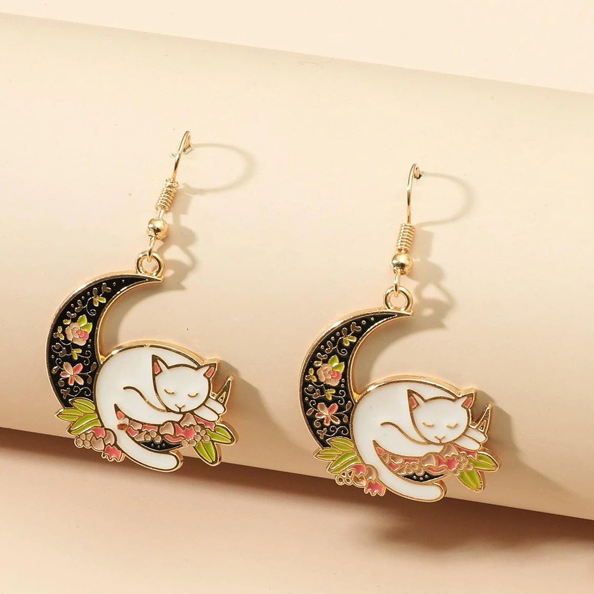 Acrylic black moon hugging cat earrings (Minimo de compra 2) MIC-JianL002