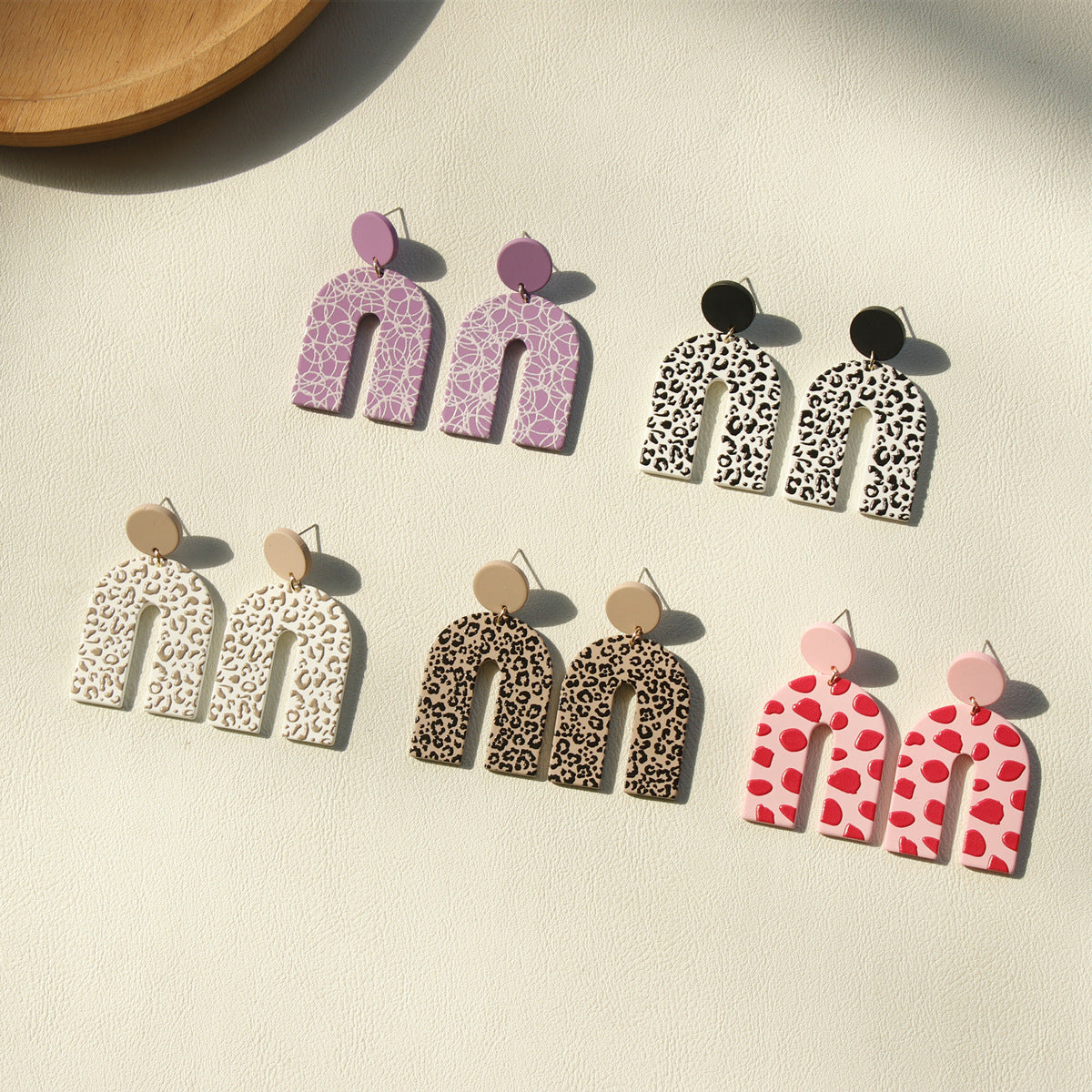 Acrylic door type pink leopard print earrings MIC-OuY007