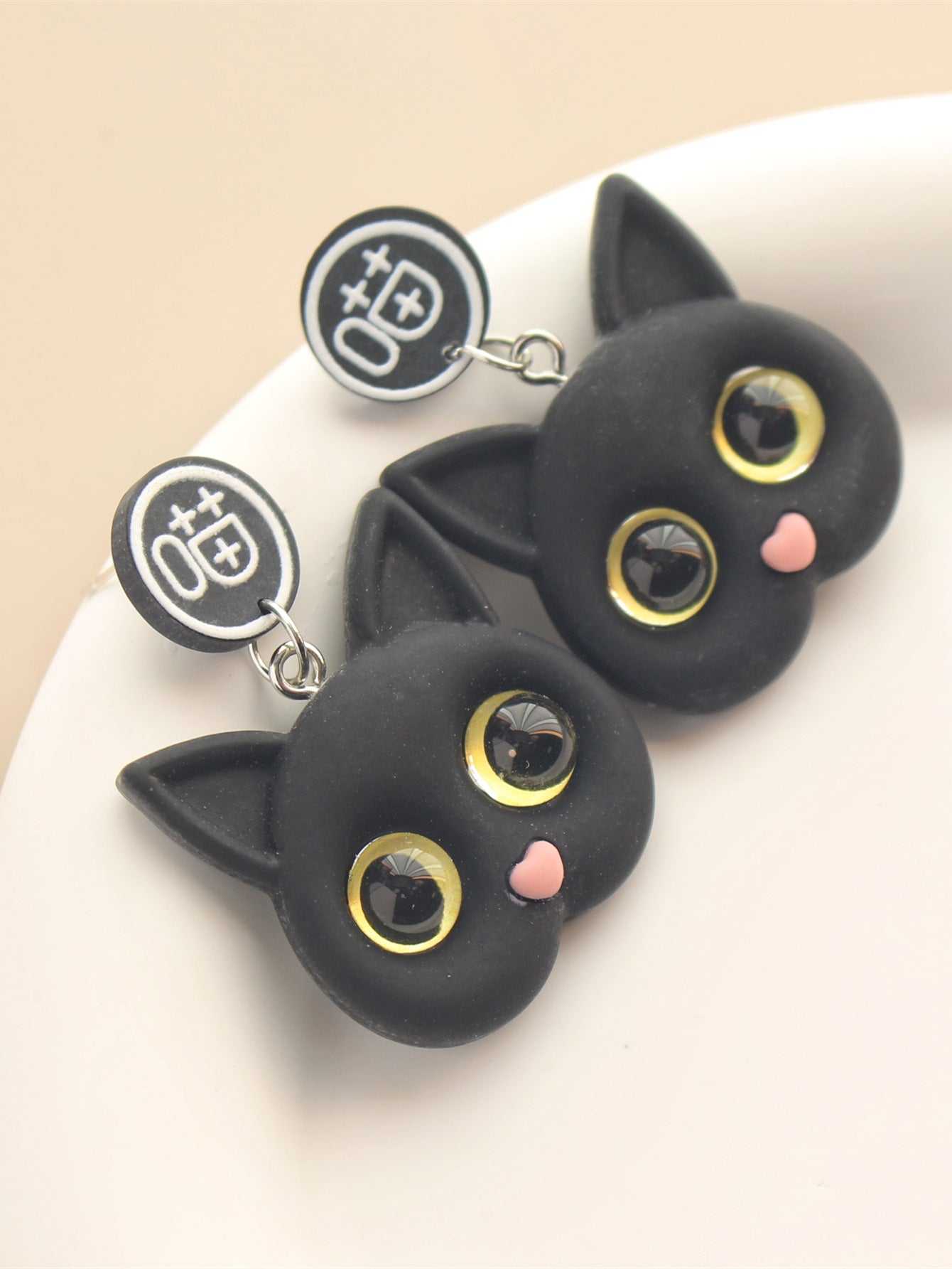 Resin cartoon doll cat earrings (Minimo de Compra 2) MIC-YiR001