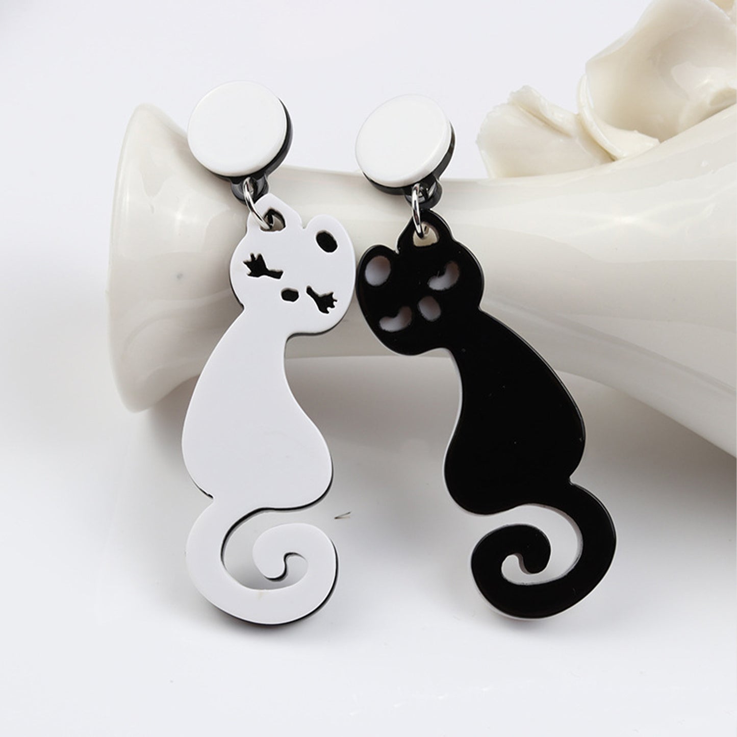 Acrylic Black and White Fox Contrast Earrings (Minimo de Compra 2) MIC-YunXi004