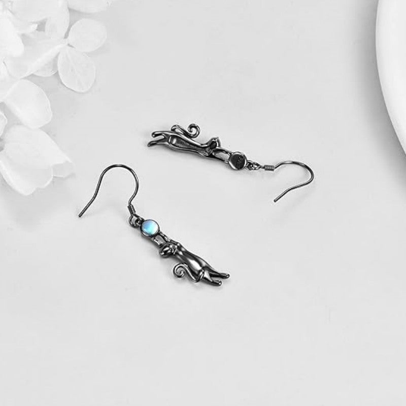 Alloy little black cat holding egg white stone earrings (Minimo de compra 10) MIC-ZhuY005