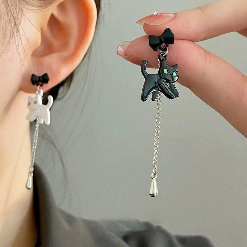 Resin black and white cat earrings (Minimo de Compra 2) MYA-JinK006