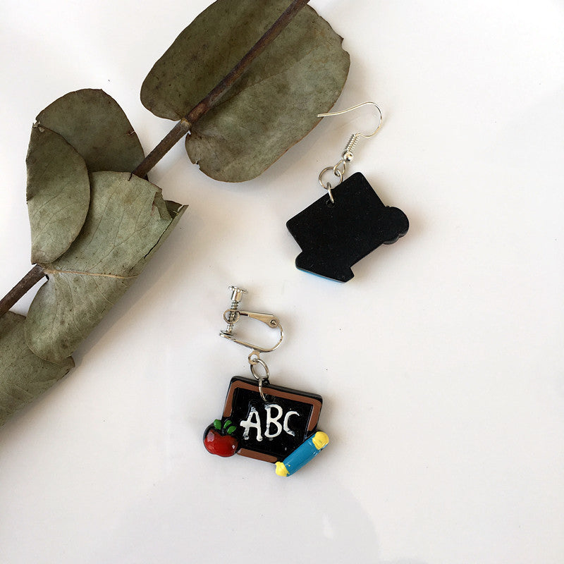 Acrylic Blackboard Book Asymmetric Earrings (Minimo de compra 2) MIC-XiangE006