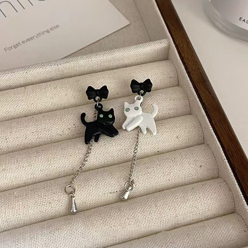 Resin black and white cat earrings (Minimo de Compra 2) MYA-JinK006