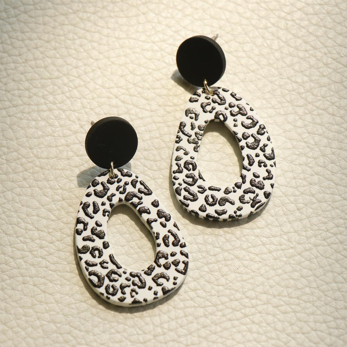 Acrylic apricot colored cow spot earrings MIC-OuY010