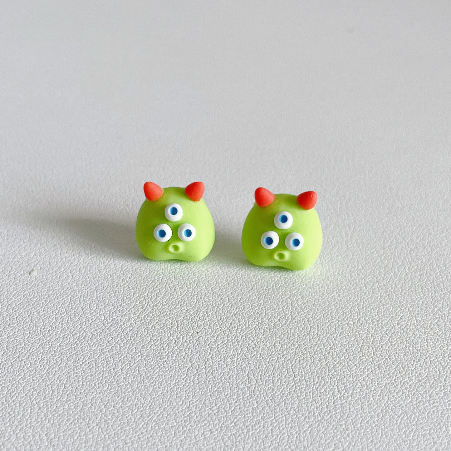 Resin Monster Fun Earrings (Minimo de Compra 2) MYA-WWHM053