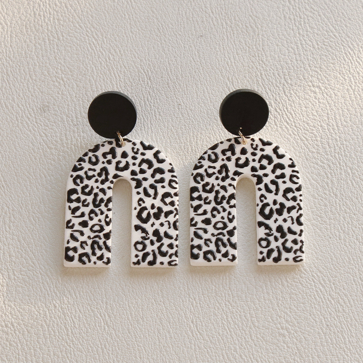 Acrylic door type pink leopard print earrings MIC-OuY007