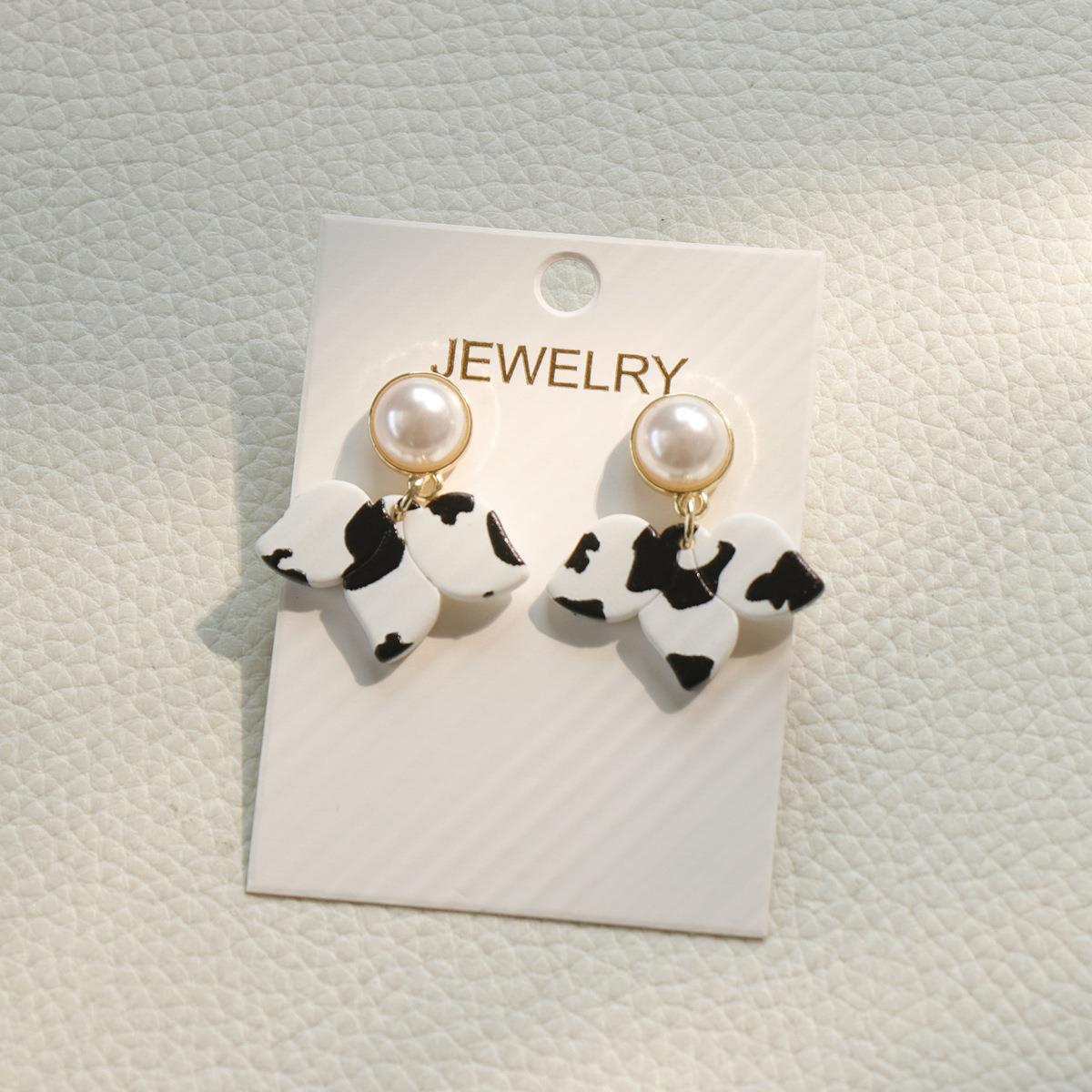 Acrylic apricot colored cow spot earrings MIC-OuY010