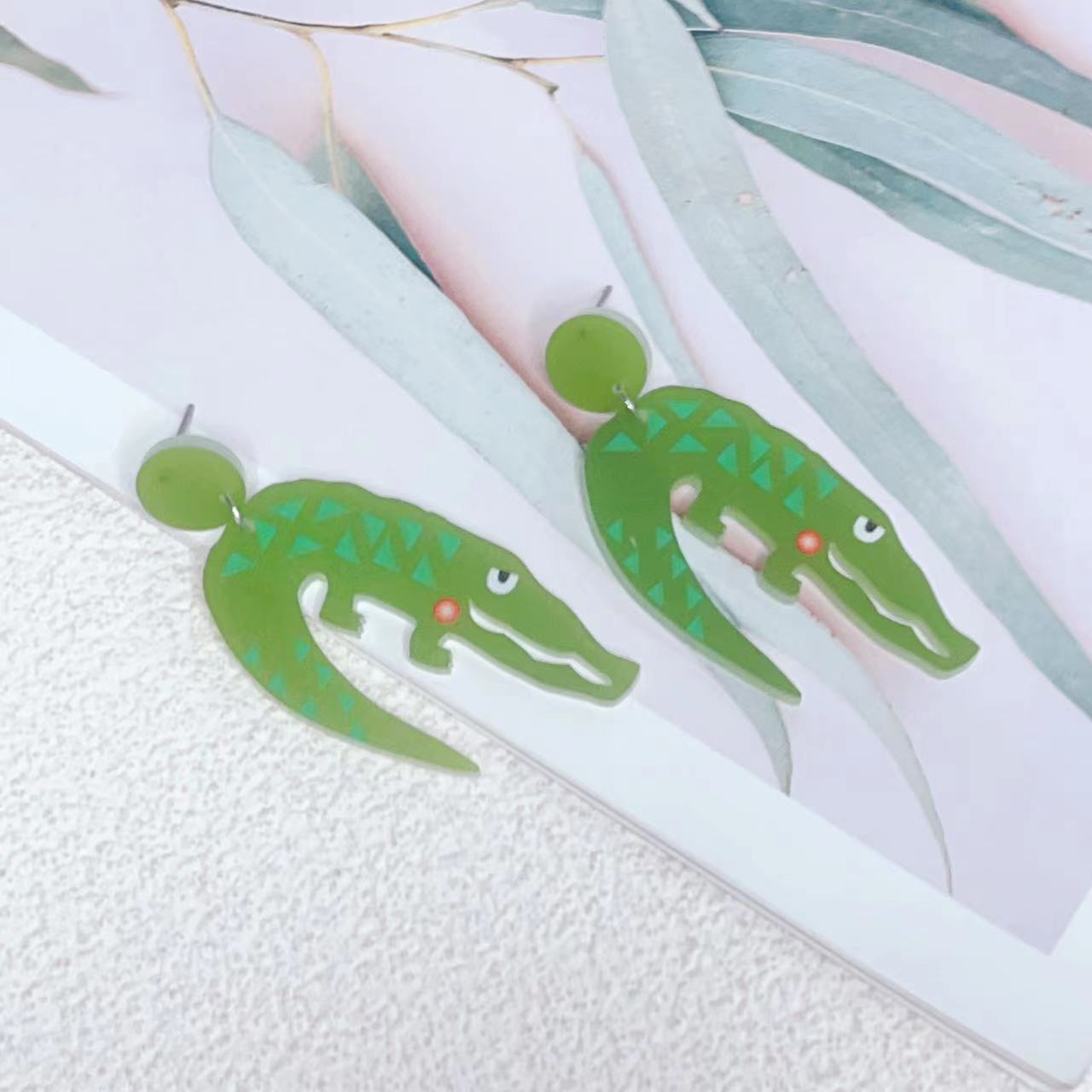 Acrylic Crocodile Frog Earrings (Minimo de Compra 2) MYA-JiuT016