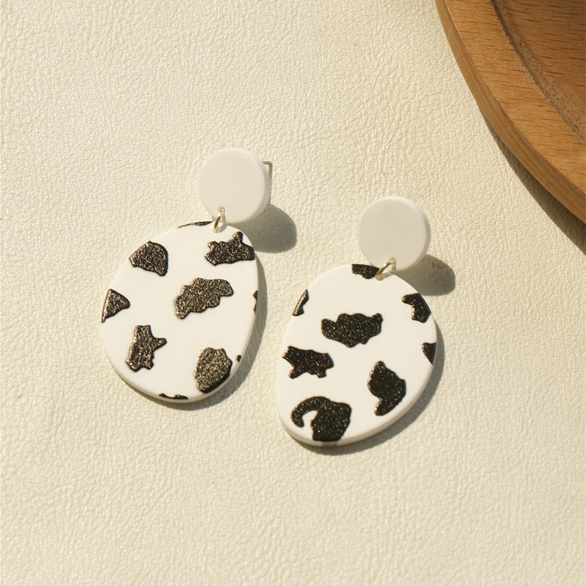 Acrylic black and white leopard print earrings MIC-OuY006