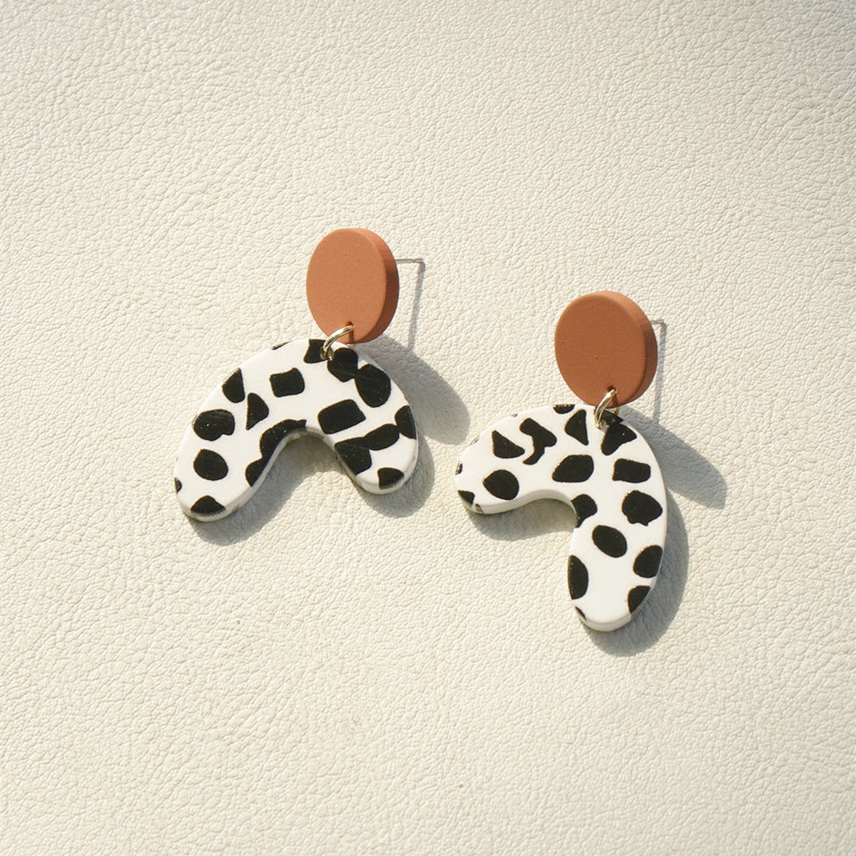 Acrylic resin cow spot earrings MIC-OuY005