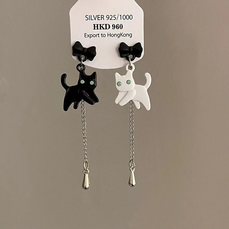 Resin black and white cat earrings (Minimo de Compra 2) MYA-JinK006