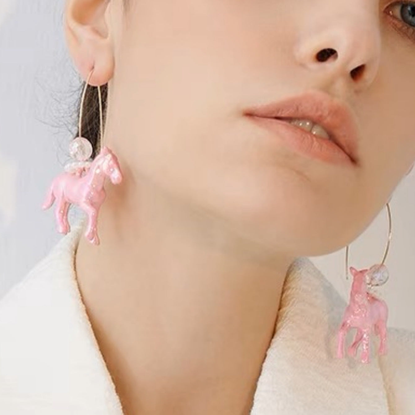 Alloy resin dreamy colored pink pony earrings (Minimo de compra 5) MIC-AoY009