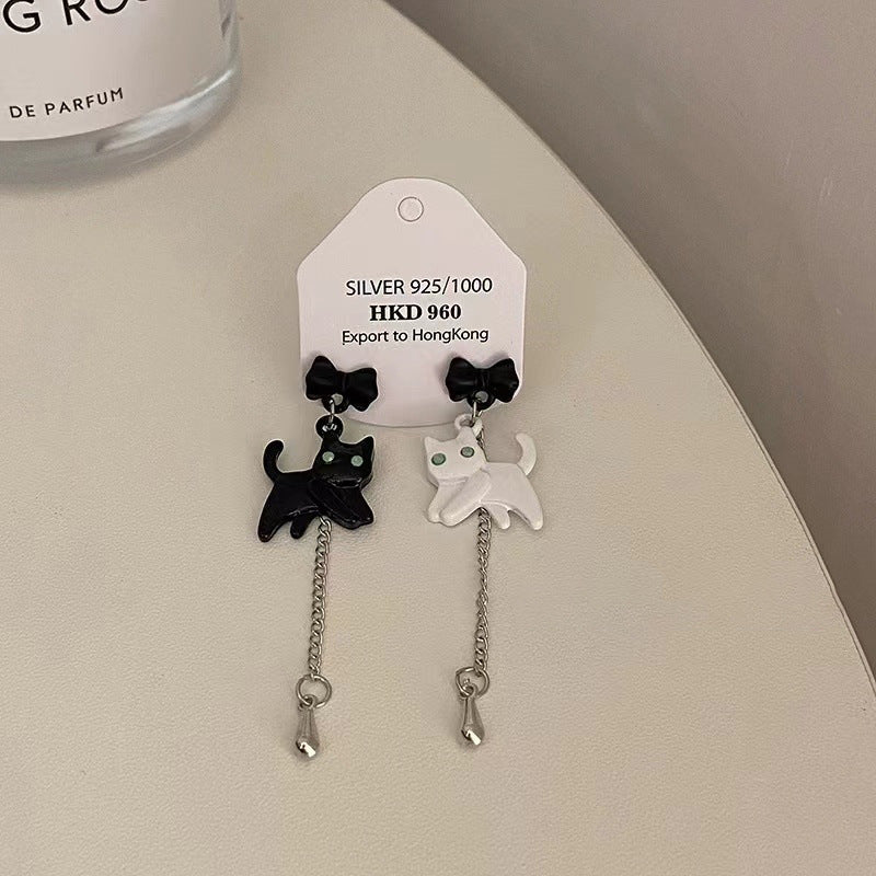 Resin black and white cat earrings (Minimo de Compra 2) MYA-JinK006