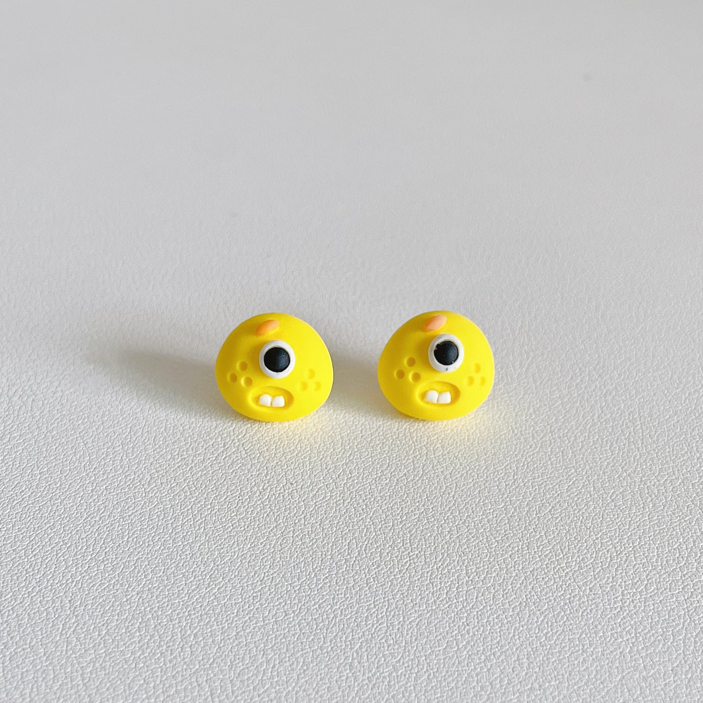 Resin Monster Fun Earrings (Minimo de Compra 2) MYA-WWHM053