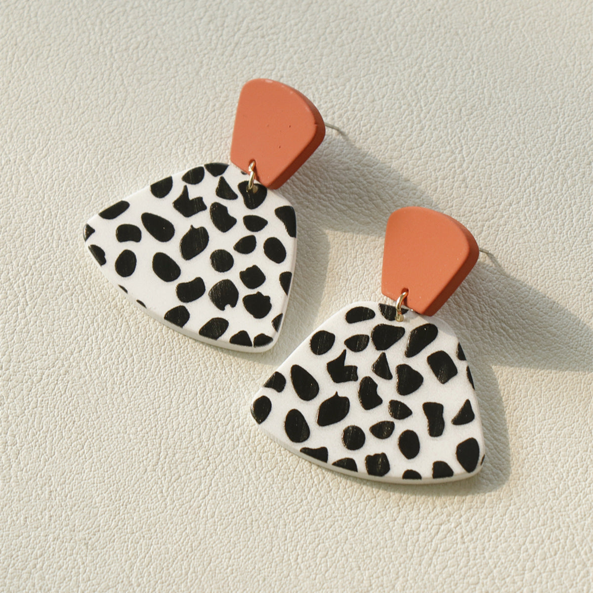 Acrylic resin cow spot earrings MIC-OuY005