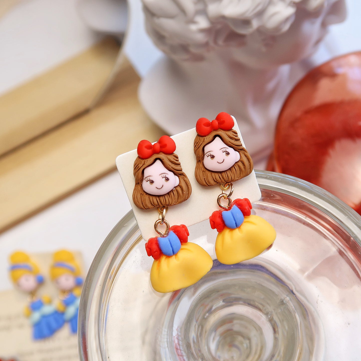 Resin cartoon Snow White earrings MIC-XME014