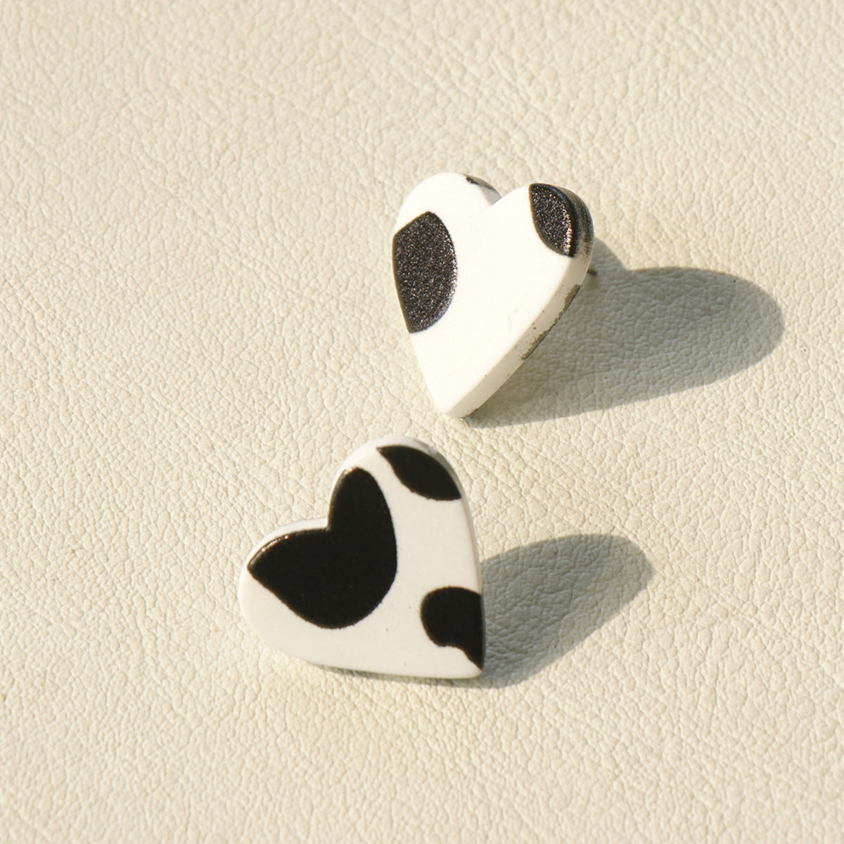 Acrylic black and white leopard print earrings MIC-OuY006