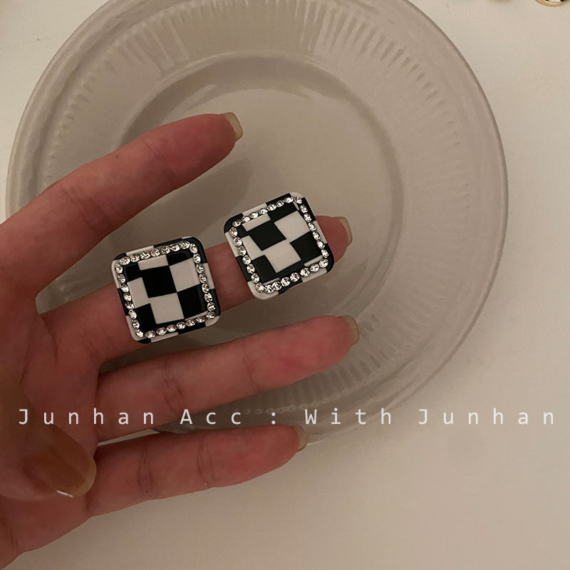 Acrylic love black and white plaid earrings MIC-JunH006