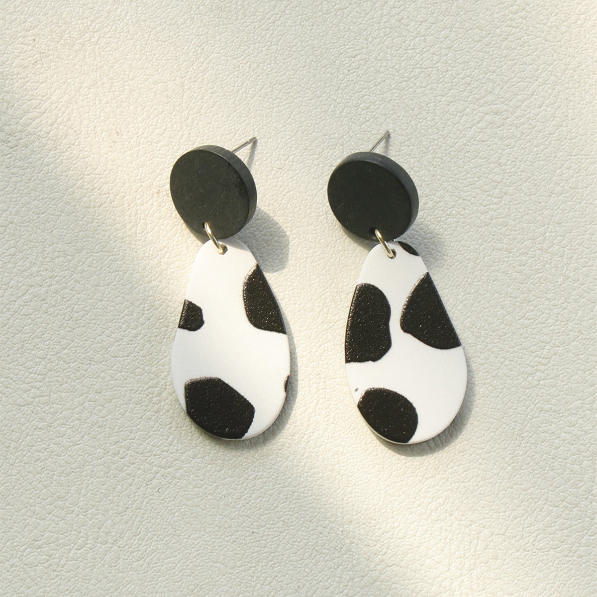 Acrylic black and white leopard print earrings MIC-OuY006