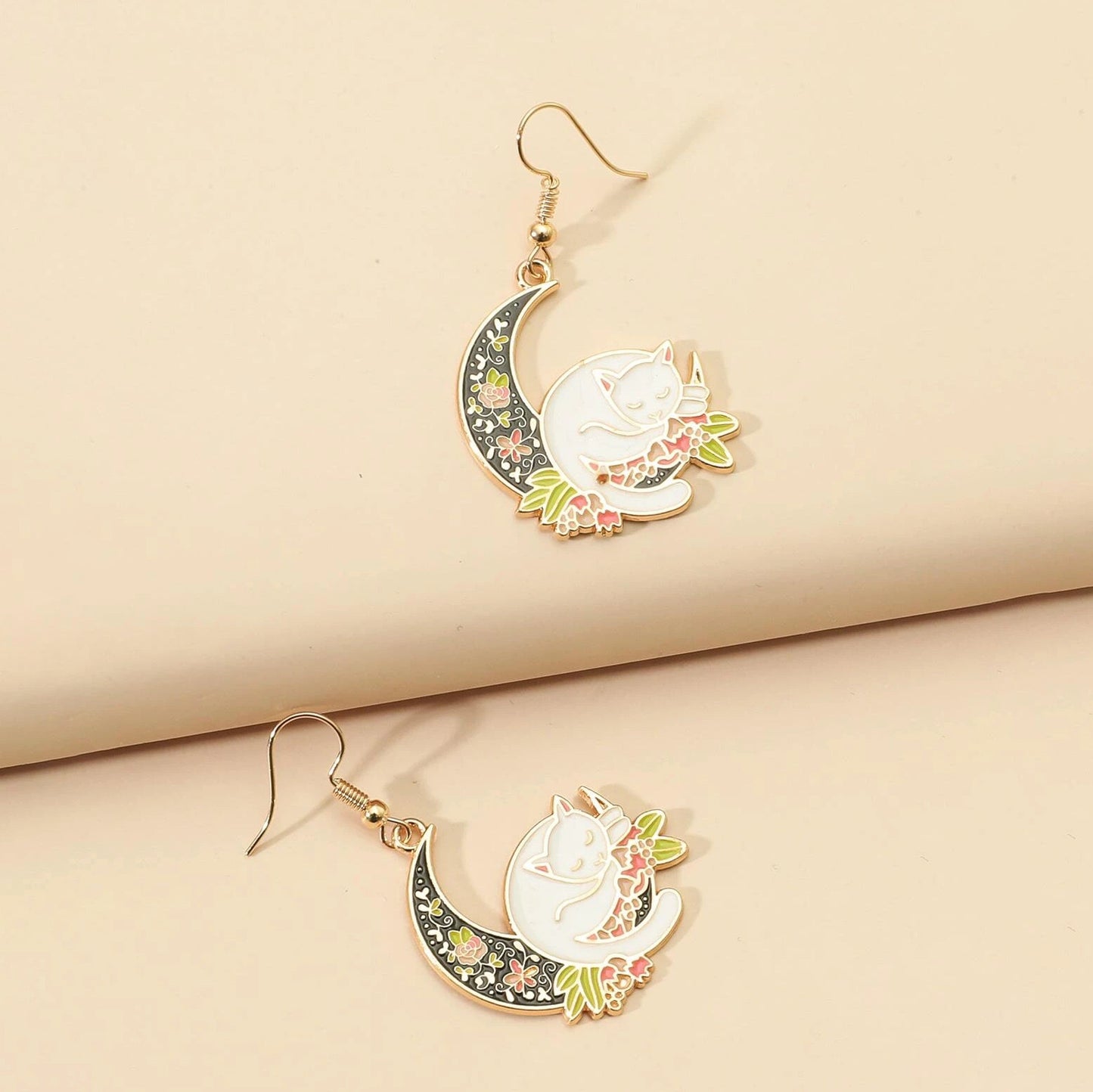 Acrylic black moon hugging cat earrings (Minimo de compra 2) MIC-JianL002