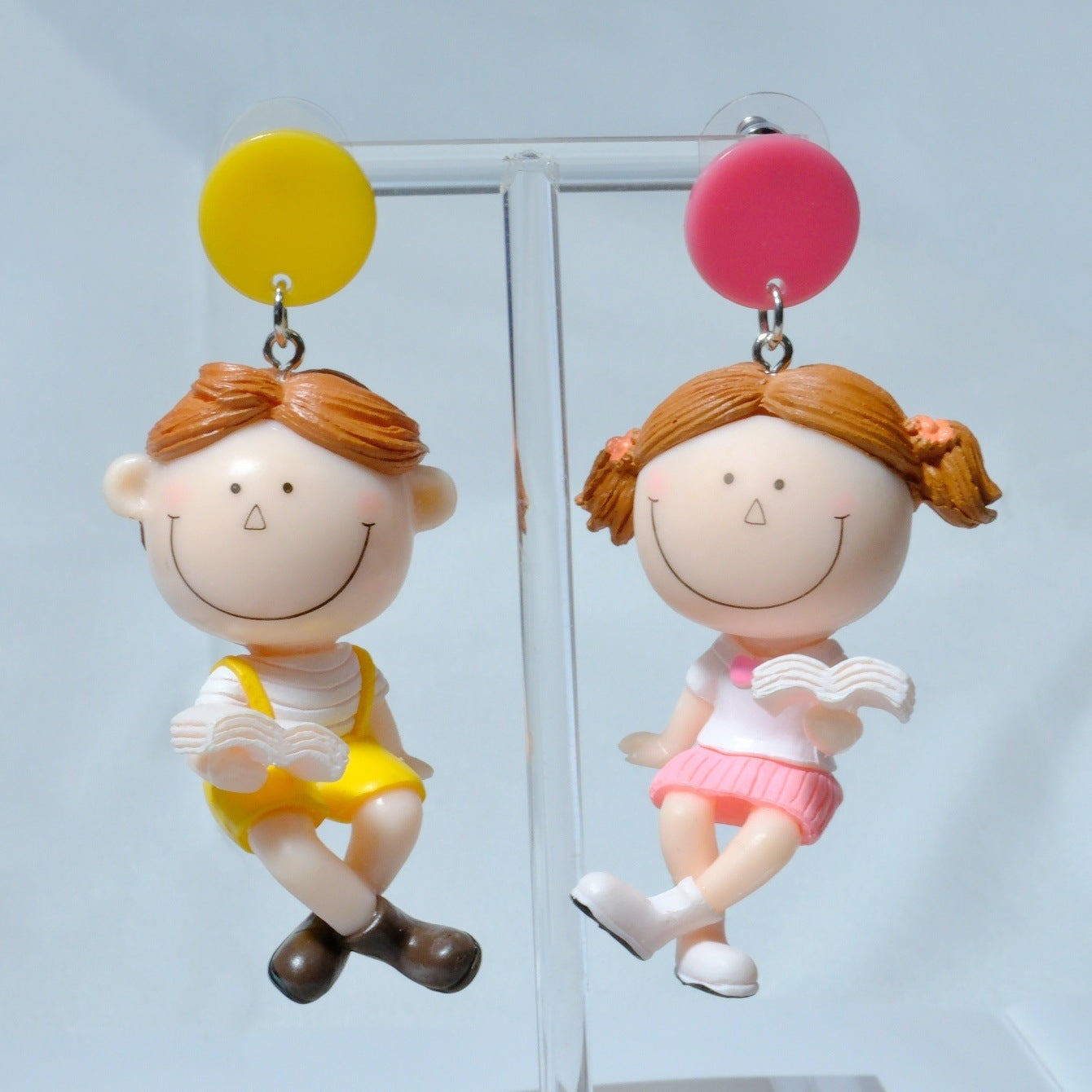 Alloy resin three-dimensional happy reading earrings (Minimo de compra 5) MYA-AoY005