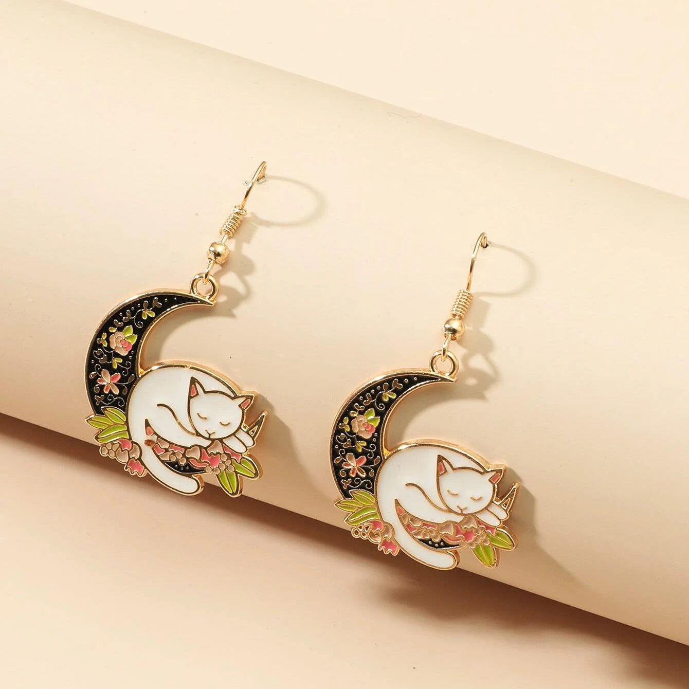 Acrylic black moon hugging cat earrings (Minimo de compra 2) MIC-JianL002